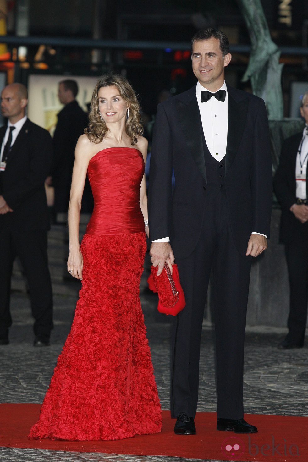 La Princesa Letizia con un vestido rojo de strapless junto al Príncipe Felipe