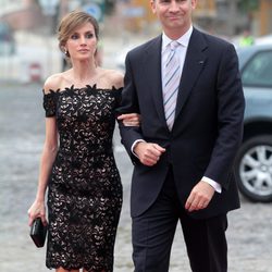 La Princesa Letizia con un vestido corto de encaje guipur del diseñador Felipe Varela