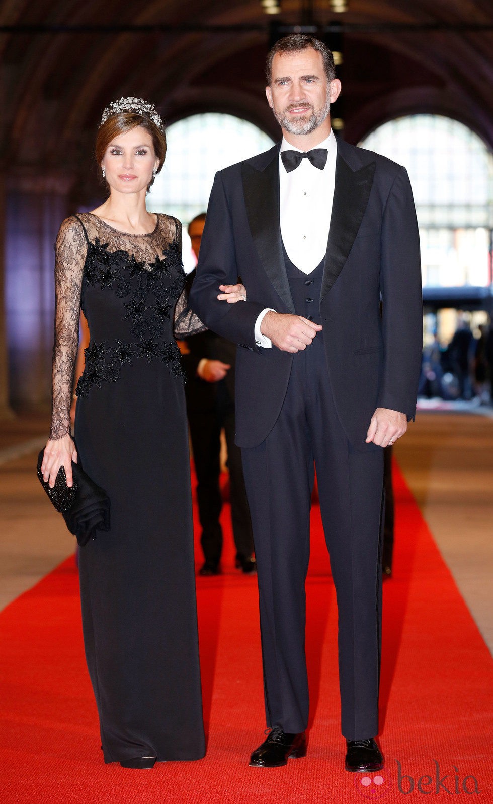 La Princesa Letizia con un vestido negro con detalles de encaje y pedrería