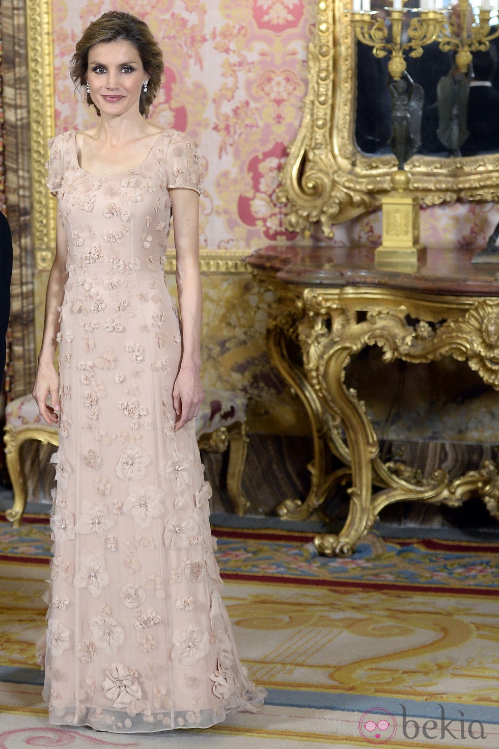 La Princesa Letizia con un vestido rosa empolvado con aplicaciones florales de tela