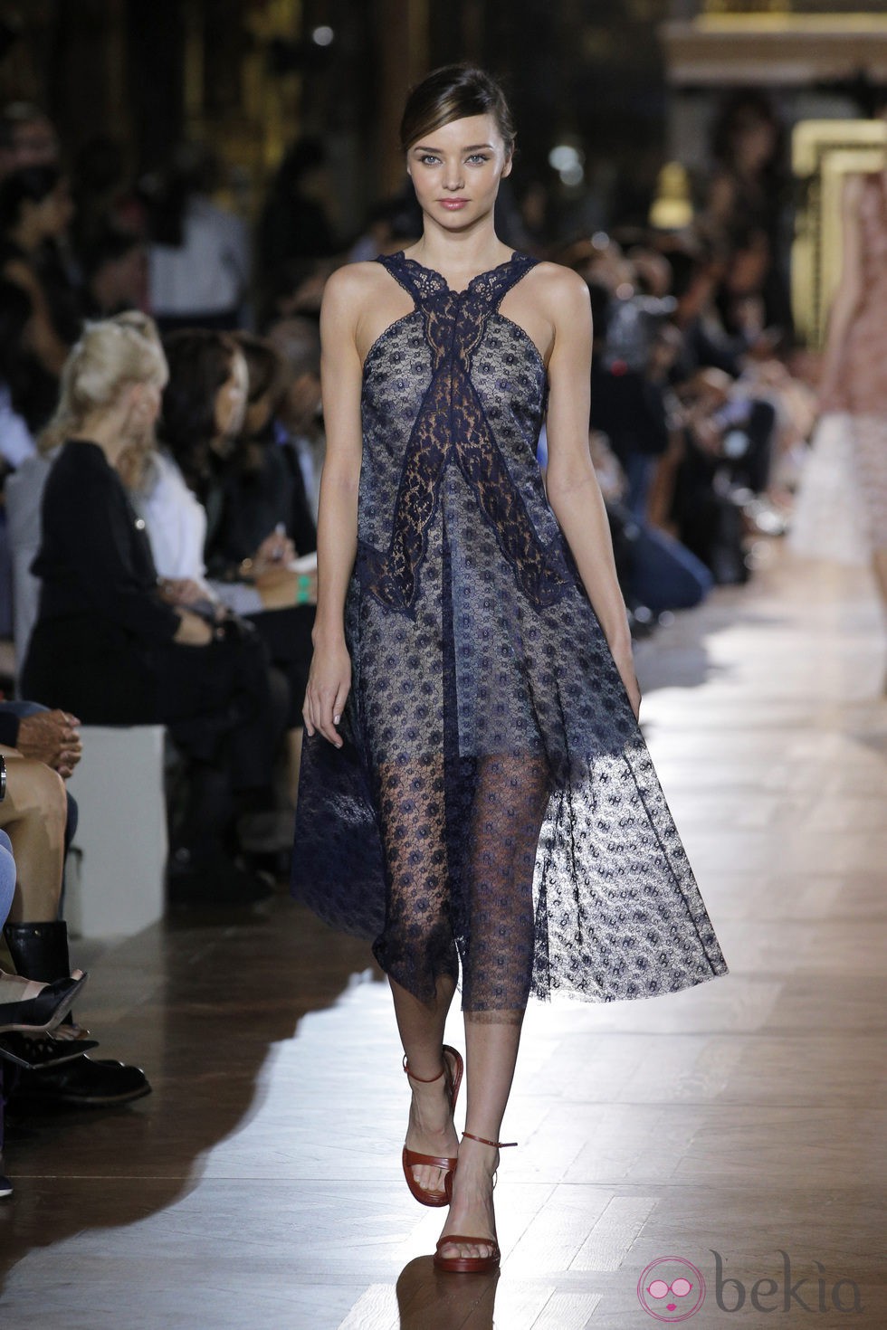 Miranda Kerr desfila para Stella McCartney en la Fashion Week de París