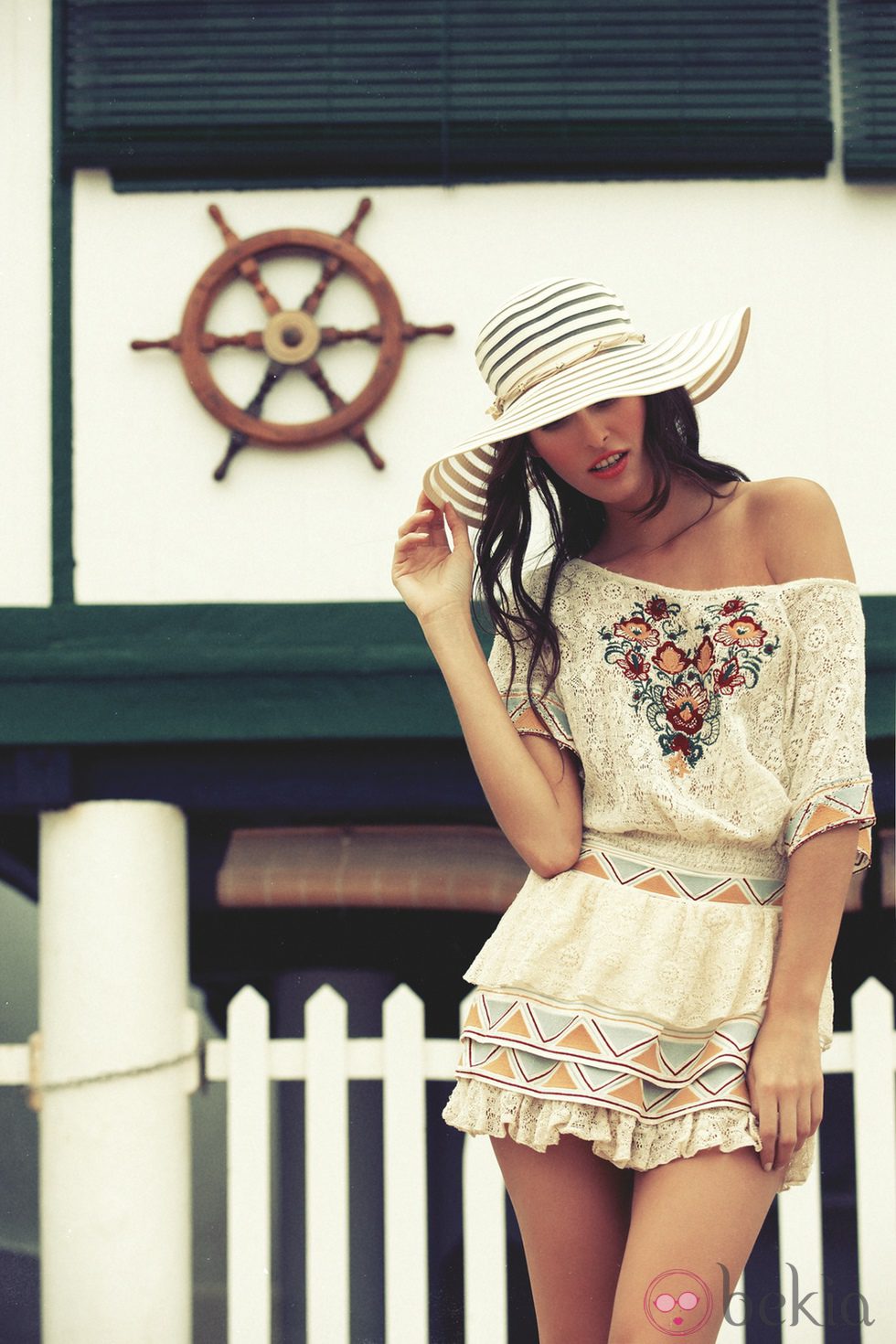Vestido de encaje con detalles florales y cenefas de la colección para verano 2014 de Mismash