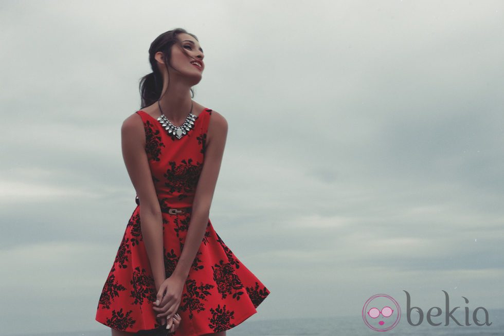Vestido rojo con estampado floral de la colección para verano 2014 de Mismash