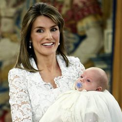 El bautizo de la Infanta Leonor en brazos de la futura reina Letizia Ortiz