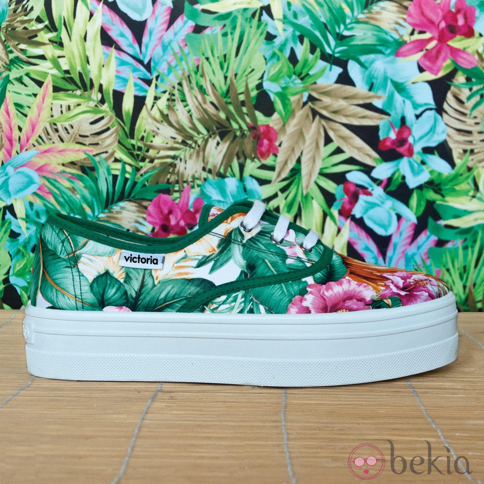 Zapatilla 'blucher' con estampado tropical de la colección para verano 2014 de Victoria