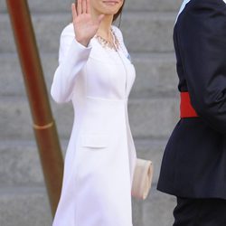 La Reina Letizia, de blanco durante el acto de proclamación de Felipe VI