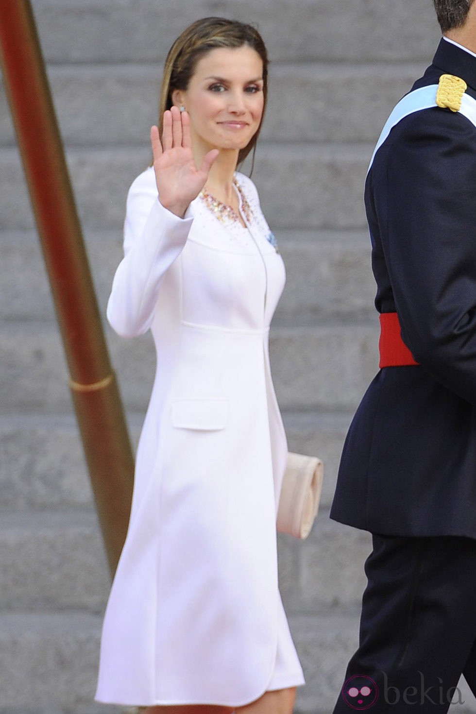 La Reina Letizia, de blanco durante el acto de proclamación de Felipe VI