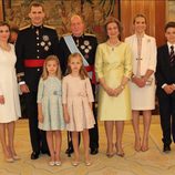 La familia real junto a la infanta Elena y su hijo tras la imposición del fajín a Felipe VI