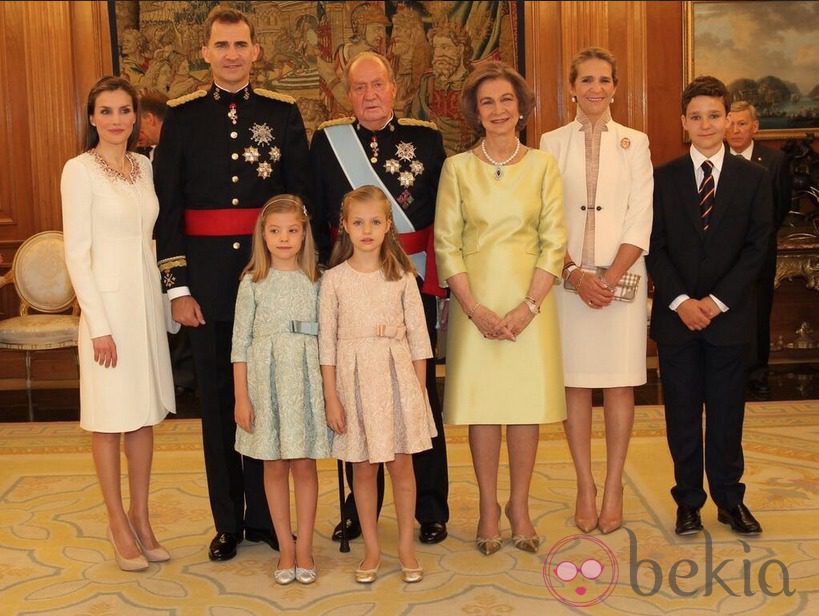 La familia real junto a la infanta Elena y su hijo tras la imposición del fajín a Felipe VI
