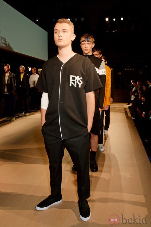 Rafferty Law debuta como modelo para DKNY