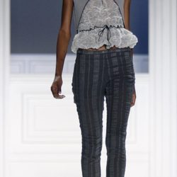 Pantalón gris de Vera Wang, colección primavera de 2012