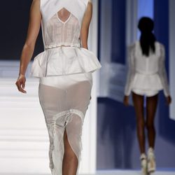 Diseño blanco con falda transparente de Vera Wang, colección primavera de 2012