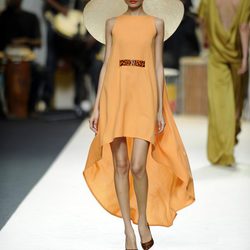 Vestido anaranjado con pamela de Duyos para primavera 2012 en Cibeles 2011