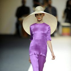 Vestido largo violeta con sombrero de Duyos para primavera 2012 en Cibeles 2011