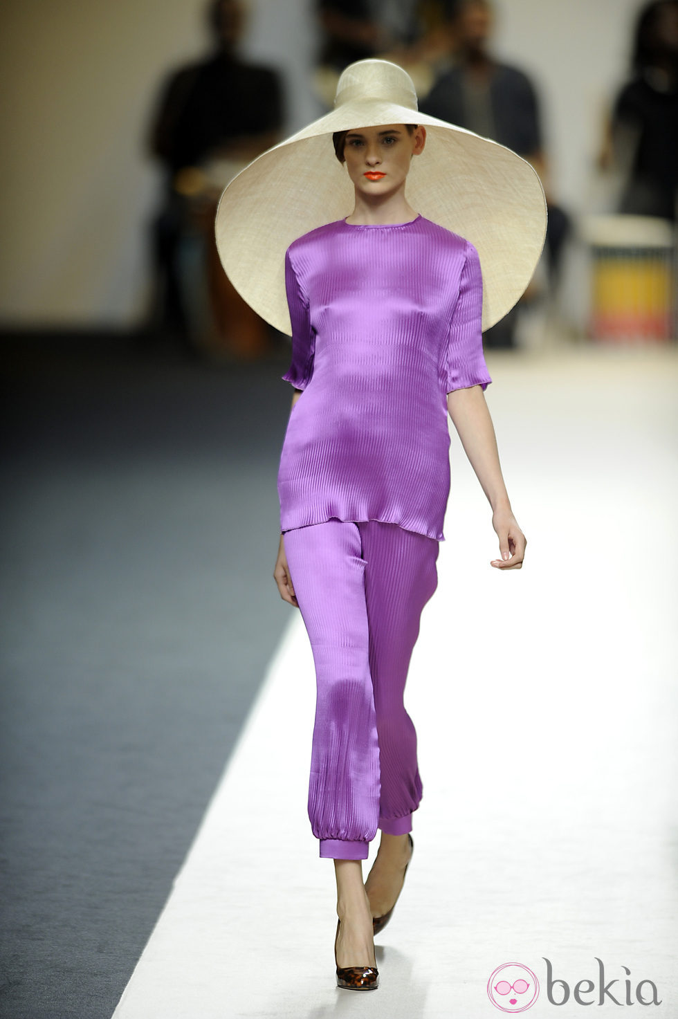 Vestido largo violeta con sombrero de Duyos para primavera 2012 en Cibeles 2011