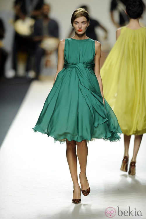 Vestido verde con vuelo de Duyos para primavera 2012 en Cibeles 2011