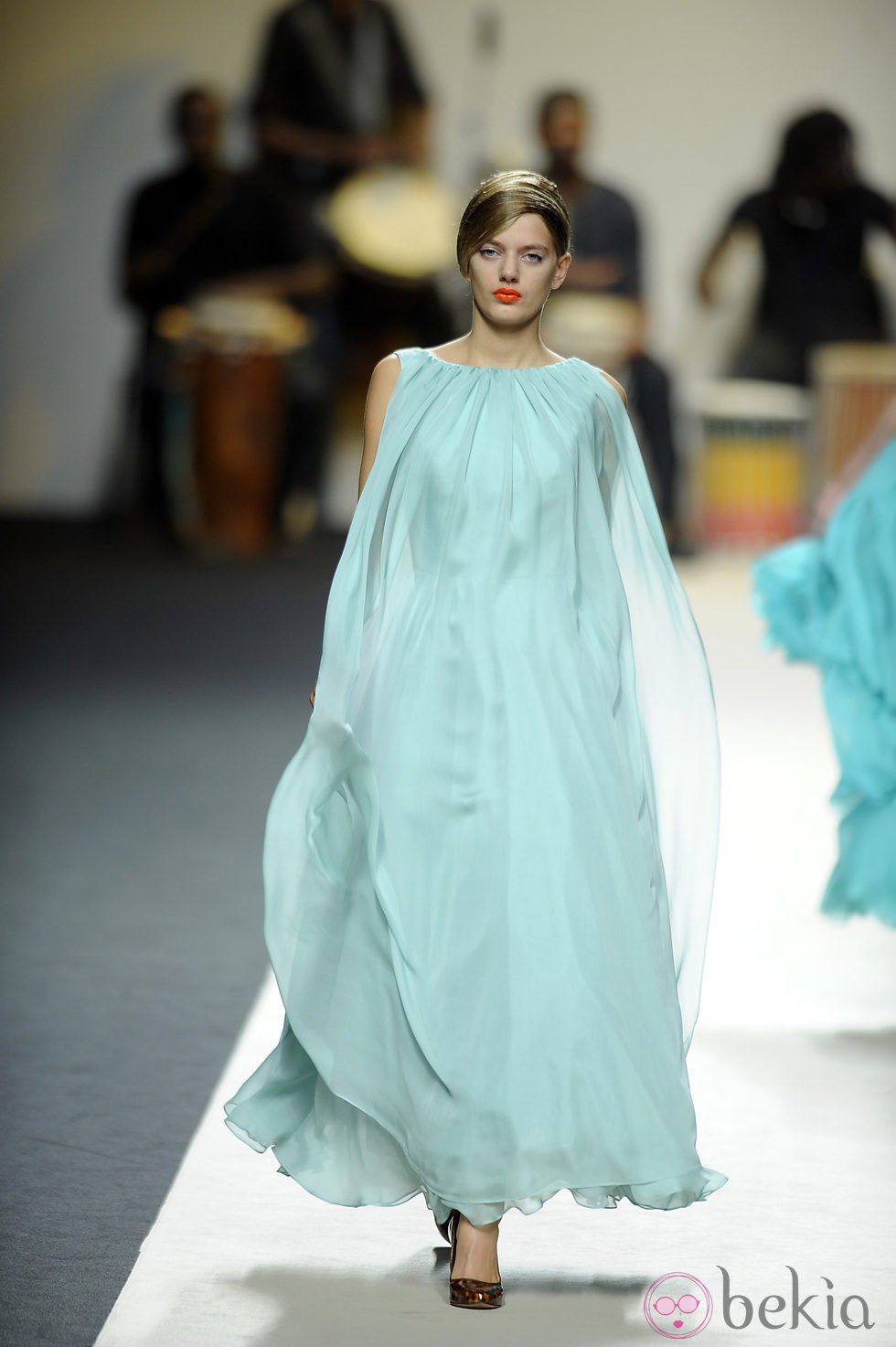 Vestido azul celeste vaporoso de Duyos para primavera 2012 en Cibeles 2011
