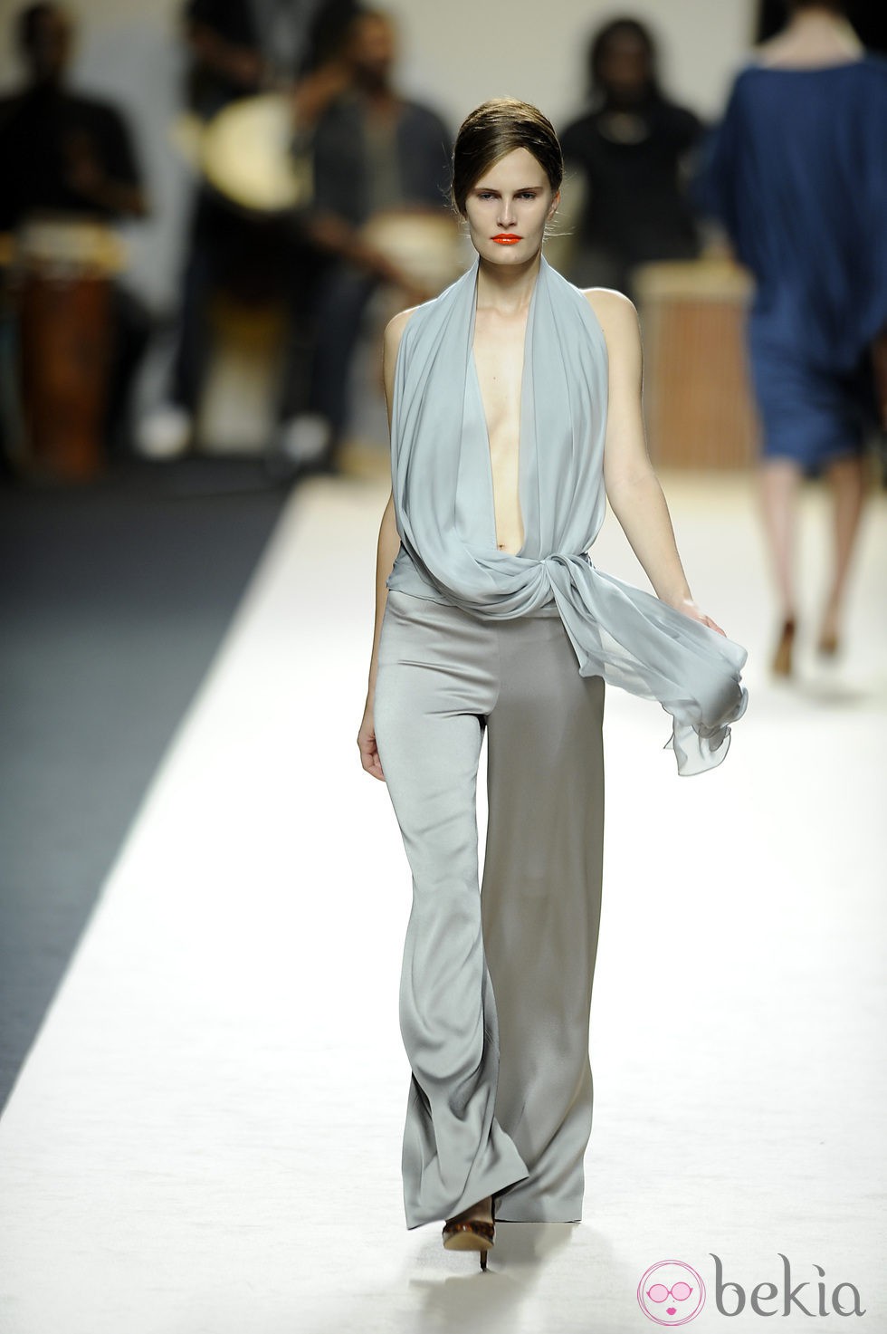 Conjunto con escote y pantalón gris de Duyos para primavera 2012 en Cibeles 2011