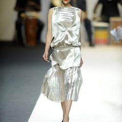 Vestido color plata asimétrico de Duyos para primavera 2012 en Cibeles 2011