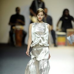 Vestido color plata asimétrico de Duyos para primavera 2012 en Cibeles 2011