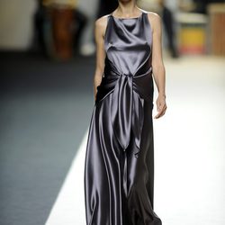 Carmen Kass con un vestido largo morado de Duyos para primavera 2011 en Cibeles 2011