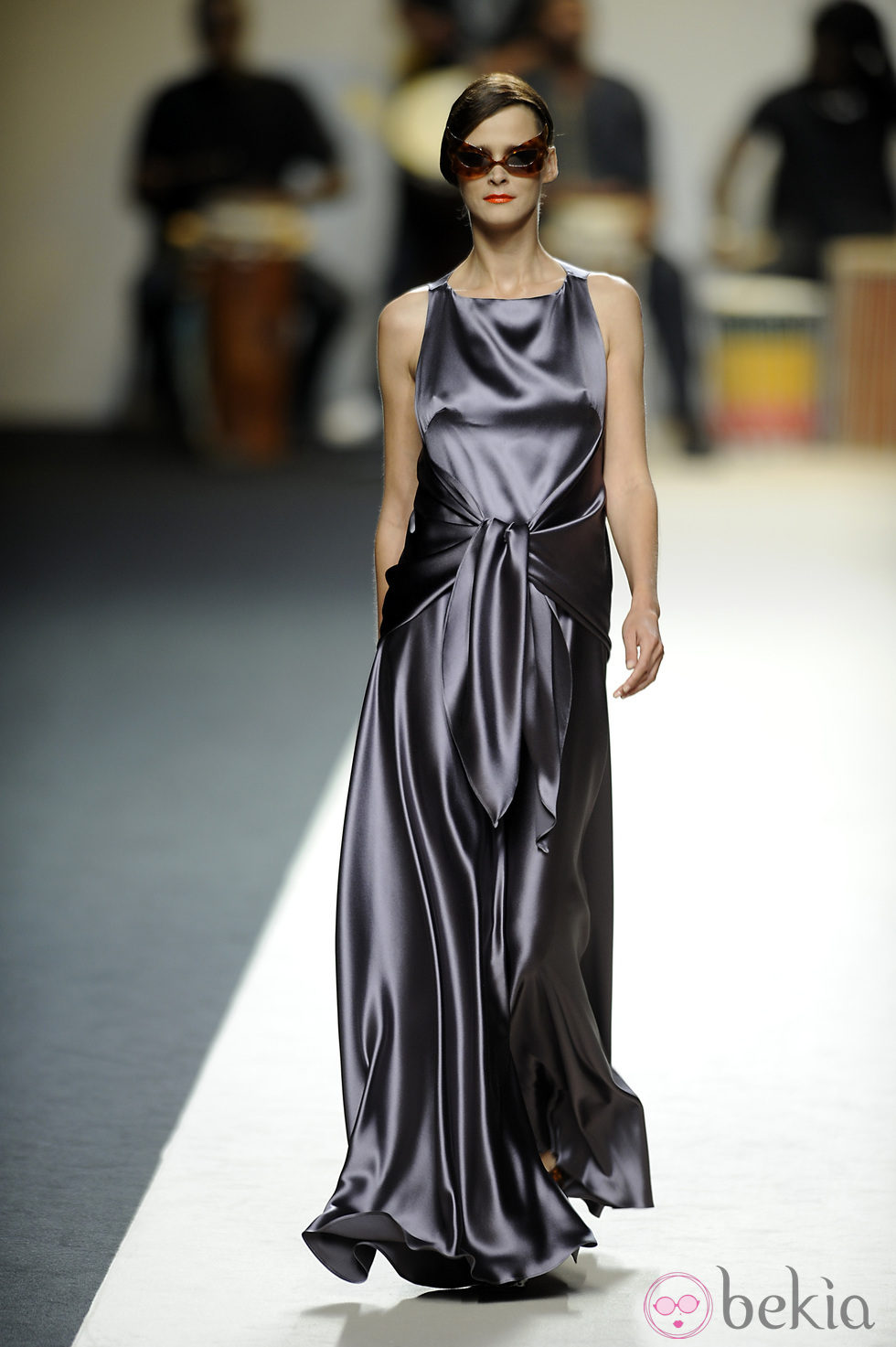 Carmen Kass con un vestido largo morado de Duyos para primavera 2011 en Cibeles 2011