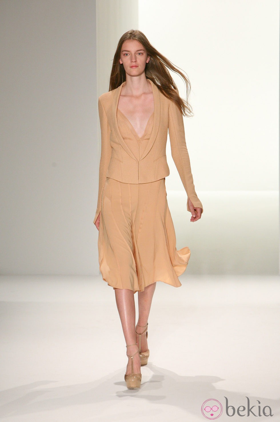 Traje de chaqueta en tono arena de Calvin Klein, colección primavera de 2012