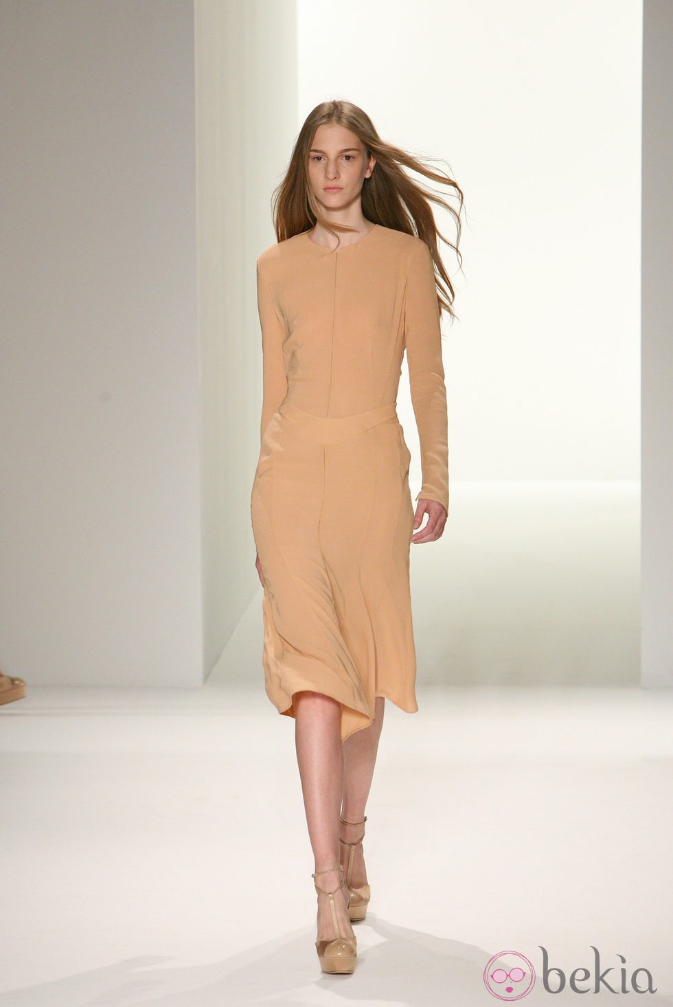 Vestido color arena de Calvin Klein, colección primavera de 2012