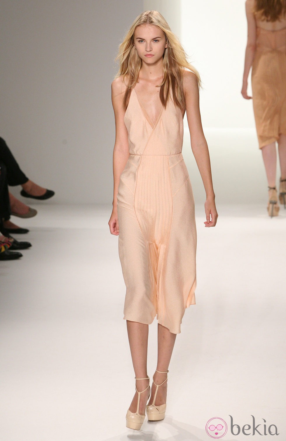 Vestido con escote pico de Calvin Klein, colección primavera de 2012