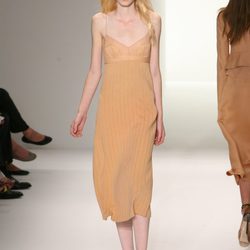 Vestido con líneas plateadas de Calvin Klein, colección primavera de 2012