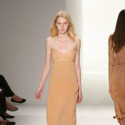 Vestido con líneas plateadas de Calvin Klein, colección primavera de 2012