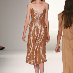 Diseño con brillo metalizado de Calvin Klein, colección primavera de 2012