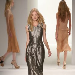 Vestido plateado de Calvin Klein, colección primavera de 2012