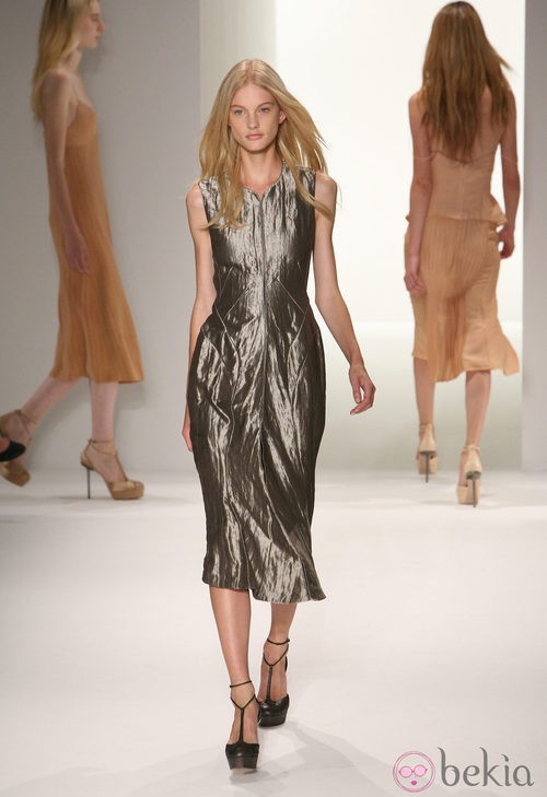 Vestido plateado de Calvin Klein, colección primavera de 2012