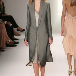 Abrigo gris de Calvin Klein, colección primavera de 2012