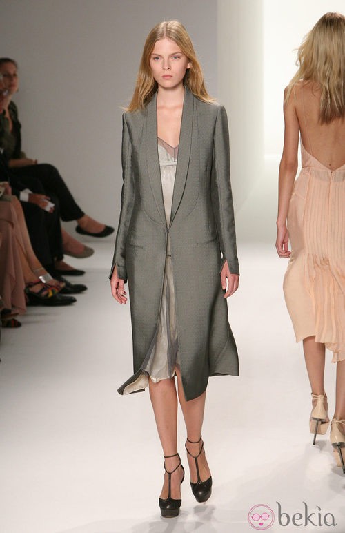 Abrigo gris de Calvin Klein, colección primavera de 2012