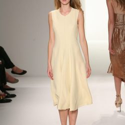 Vestido en tono marfil de Calvin Klein, colección primavera de 2012