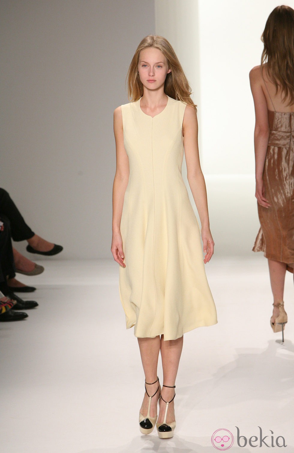 Vestido en tono marfil de Calvin Klein, colección primavera de 2012