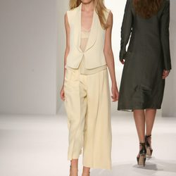 Chaleco en tono marfil de Calvin Klein, colección primavera de 2012