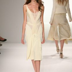 Diseño en tono marfil de Calvin Klein, colección primavera de 2012