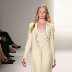 Abrigo en tono marfil de Calvin Klein, colección primavera de 2012