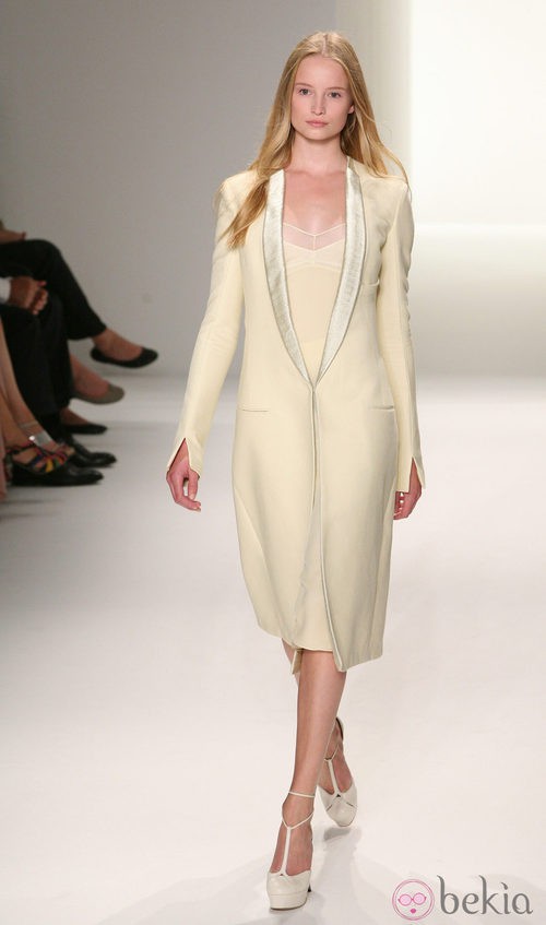 Abrigo en tono marfil de Calvin Klein, colección primavera de 2012