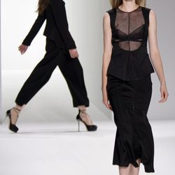 Conjunto negro de Calvin Klein, colección primavera de 2012