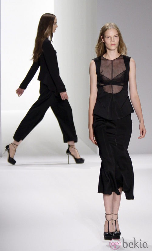 Conjunto negro de Calvin Klein, colección primavera de 2012