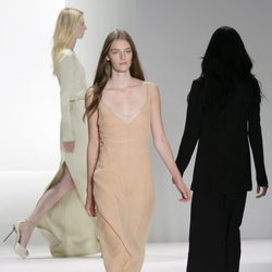 Vestido largo color nude de Calvin Klein, colección primavera de 2012