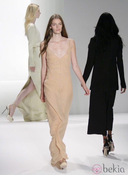 Vestido largo color nude de Calvin Klein, colección primavera de 2012