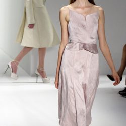 Vestido malva con brillo plateado de Calvin Klein, colección primavera de 2012