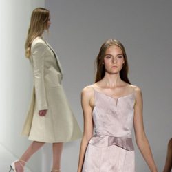 Vestido malva con brillo plateado de Calvin Klein, colección primavera de 2012