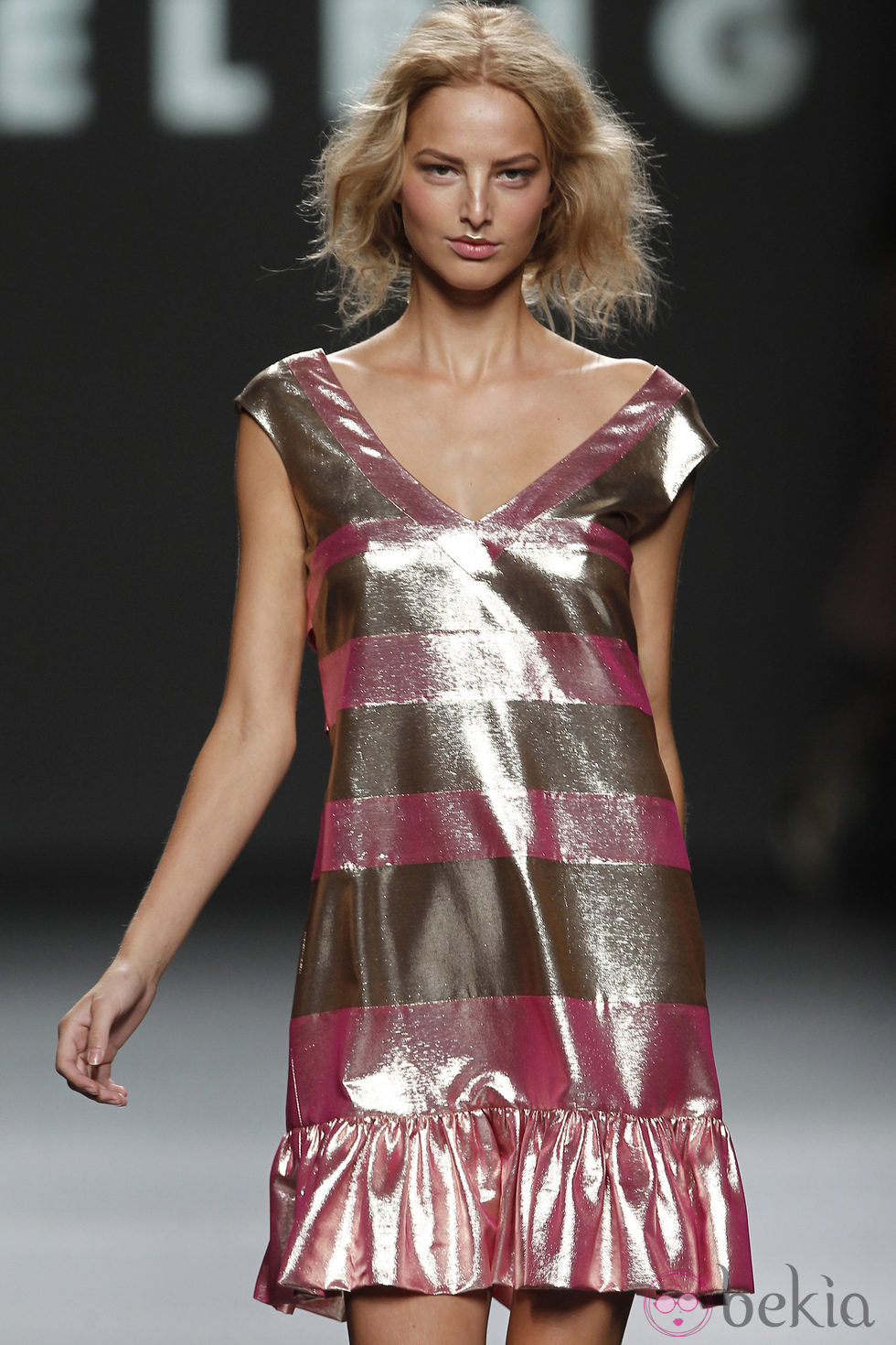 Vestido metalizado a rayas de Teresa Helbig, colección primavera de 2012
