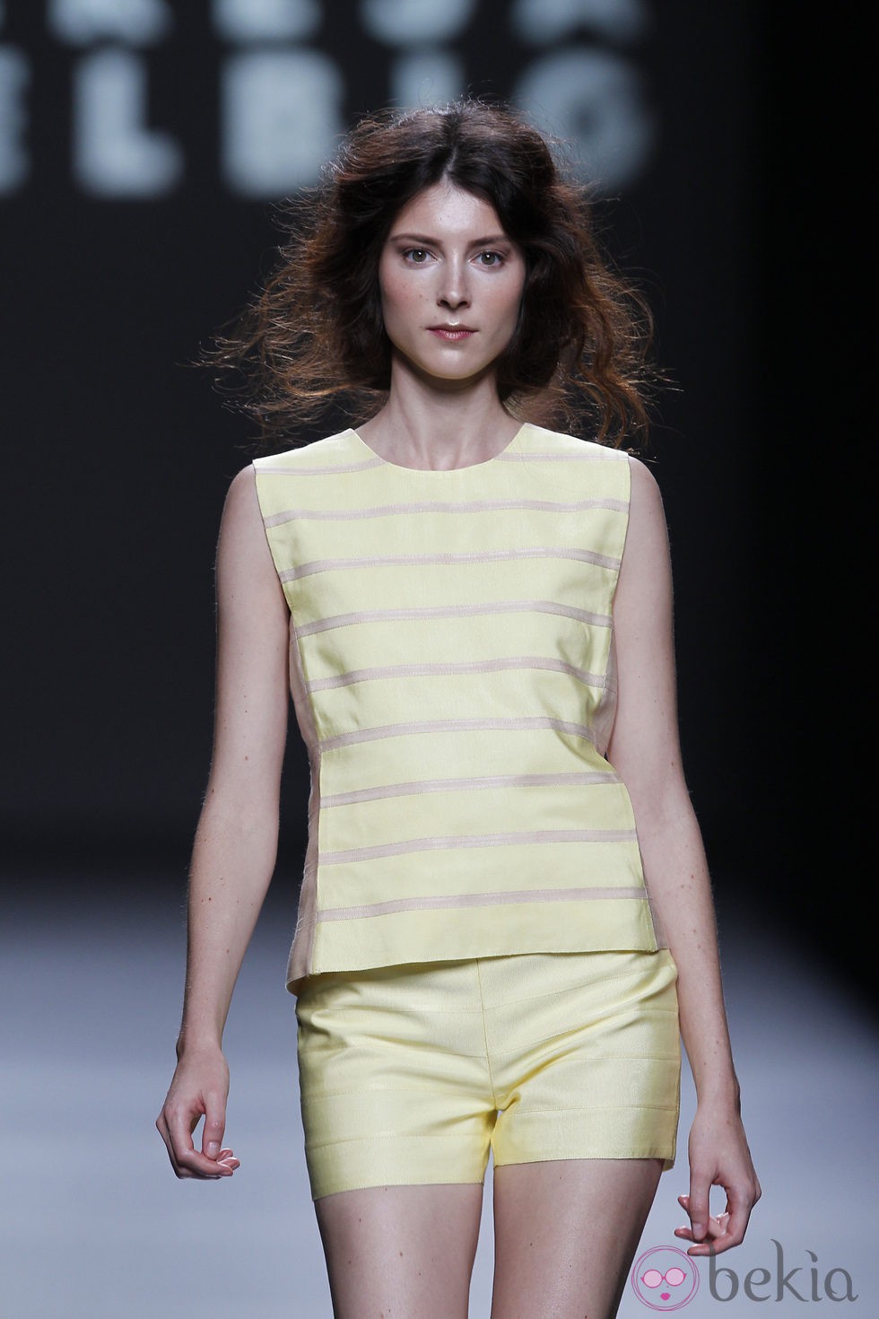 Short amarillo de Teresa Helbig, colección primavera de 2012